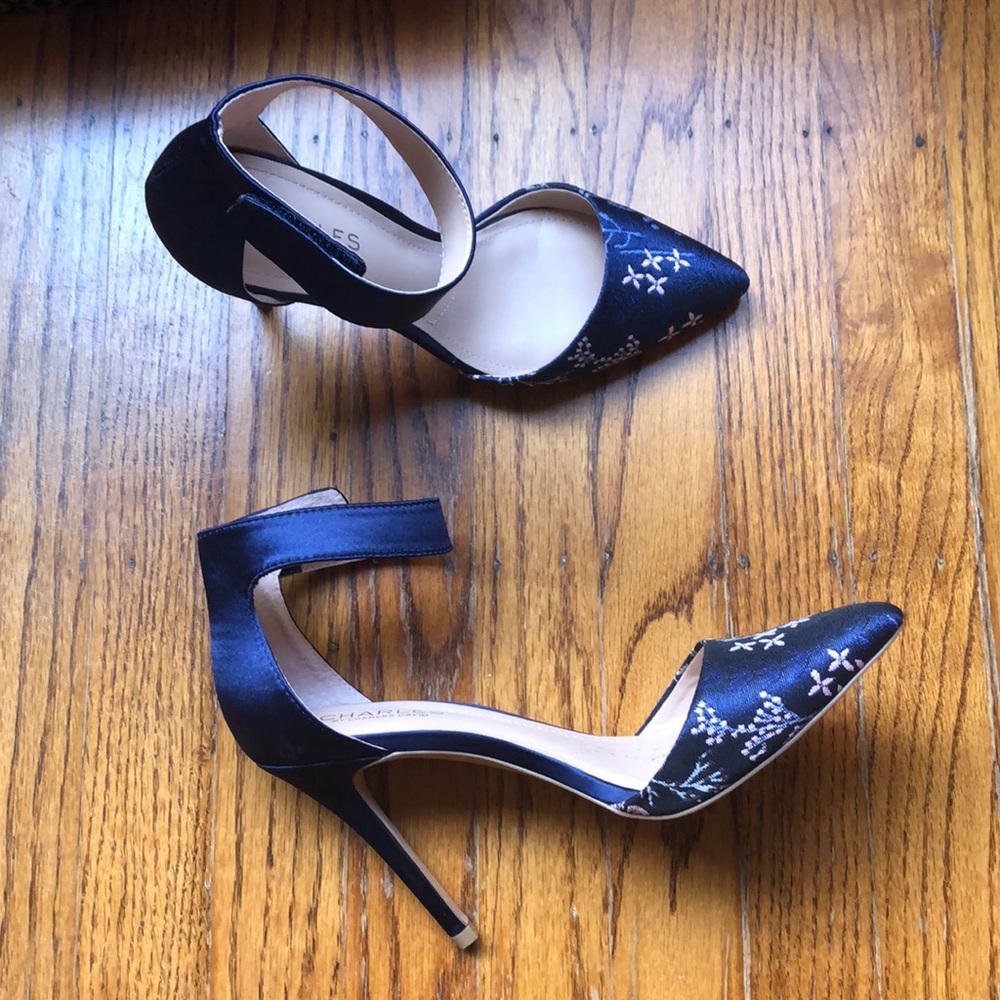 Charles David navy blue floral satin heels